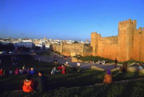CittÃ . I bastioni della qasba degli Udaya di Rabat (Marocco) con, in fondo, la parte nuova della cittÃ .De Agostini Picture Library/C. Sappa